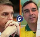 Jair Bolsonaro pe o filho, o senador e pr&eacute;-candidato &agrave; presid&ecirc;ncia da Rep&uacute;blica Fl&aacute;vio Bolsonaro (PL-RJ)