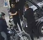 Segundo a Pol&iacute;cia Civil, o homem e um jovem de 21 anos, ambos funcion&aacute;rios de um lava a jato que presta servi&ccedil;os para a loja, chegaram ao local em uma motocicleta e simularam um crime.