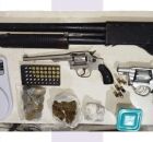 Um homem morreu, dois ficaram feridos e policiais apreenderam armas, muni&ccedil;&otilde;es, uma balan&ccedil;a de precis&atilde;o e um ve&iacute;culo com registro de roubo.