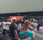Os manifestantes ocuparam a pista no sentido Bairro do Recife e exibiram faixas durante o protesto.