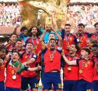 Jogadores espanh&oacute;is celembrar t&iacute;tulo da Copa do Mundo.