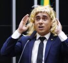 Nikolas Ferreira no plen&aacute;rio de peruca