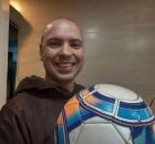 Frei Gilson convida p&uacute;blico para jogo solid&aacute;rio