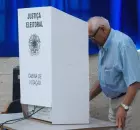 Idoso votando