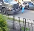 No Recife, mulher tenta escapar de assalto e acaba atropelada por caminh&atilde;o.