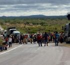 Protesto de ind&iacute;genas de Pernambuco e Bahia interdita BR-116, em Bel&eacute;m do S&atilde;o Francisco