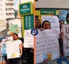 Pais e m&atilde;es de crian&ccedil;as com autismo protestam contra a Unimed Recife.