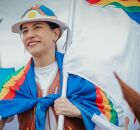 Raquel Lyra com a bandeira de Pernambuco.