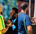 Foto de Ronaldo e Pel&eacute; foi feita na entrega das medalhas do Penta, em 2002.