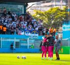 Time do Santa Cruz comemorando vit&oacute;ria 