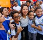 Governadora Raquel Lyra ao lado de estudantes da rede estadual de ensino.