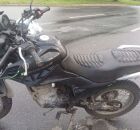 Um homem de 28 anos morreu ap&oacute;s um acidente envolvendo duas motocicletas e um caminh&atilde;o. 