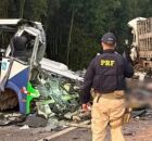 Um acidente entre um micro-&ocirc;nibus e uma carreta deixou ao menos 23 mortos e cinco feridos. 