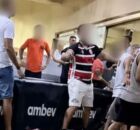 V&iacute;deos mostram torcedores pegando latinhas de cerveja do estabelecimento.