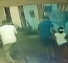 C&acirc;meras de seguran&ccedil;a registraram o momento em que dois homens abordaram a crian&ccedil;a e levaram a bicicleta. Ap&oacute;s o assalto, a crian&ccedil;a foi presenteada com uma nova bicicleta.