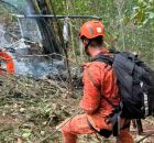 Bombeiros chegam ao local da queda de helic&oacute;ptero.