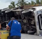 Carreta tomba no Viaduto Capit&atilde;o Temudo e bloqueia trecho na Joana Bezerra na manh&atilde; desta quarta (5)