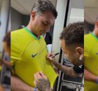 Neymar encontra Fl&aacute;vio Bolsonaro em S&atilde;o Janu&aacute;rio e autografa camisa da Sele&ccedil;&atilde;o