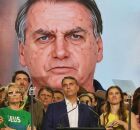 Fl&aacute;vio Bolsonaro diz que vai continuar usando imagem do pai na campanha eleitoral dentro dos limites da lei
