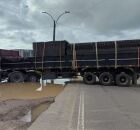 Uma carreta ficou atravessada na BR-101, na altura do quil&ocirc;metro 70. 