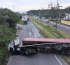 Carreta tombada na BR 101.