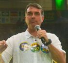 Fl&aacute;vio Bolsonaro em ato de campanha