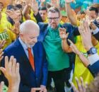Lula sendo aben&ccedil;oado durante evento religioso