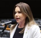 Clarissa T&eacute;rcio durante manifesta&ccedil;&atilde;o em defesa da vida e contra o aborto