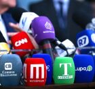 Microfones de v&aacute;rios ve&iacute;culos de imprensa