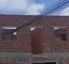 Casa em constru&ccedil;&atilde;o tem fia&ccedil;&atilde;o el&eacute;trica passando pelo im&oacute;vel