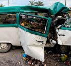 Colis&atilde;o entre Kombi e carreta deixa passageiro preso &agrave;s ferragens na BR-101, em Pernambuco
