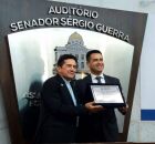 Arcebispo de Olinda e Recife, dom Paulo Jackson, ao lado do proponente da homenagem.