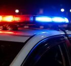 Viatura policial com sirene ligada.