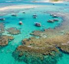 A praia &eacute; cercada de recifes gigantes em alto-mar.