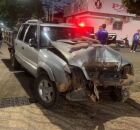 Ve&iacute;culo avan&ccedil;ou em alta velocidade contra multid&atilde;o; dianteira ficou destru&iacute;da.