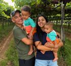 Jo&atilde;o Gomes e a fam&iacute;lia em sua fazenda de uvas em Petrolina.