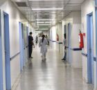 Corredor de hospital.