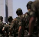 Militares.