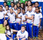Prefeita Mirella ao lado de estudantes da rede municipal de Olinda.