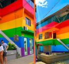 Casa LGBTQIA+ em Iriri, no Esp&iacute;rito Santo, pintada com as cores da bandeira em homenagem ao filho