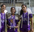 Atletas Pankararu comemorando trof&eacute;u do Joga Pra Elas.