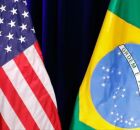 Bandeiras dos EUA e Brasil.