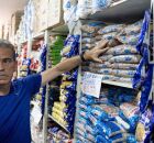 Coronel Alberto Feitosa durante visita ao supermercado.