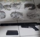 Drogas e fuzil apreendidos pela Pol&iacute;cia Militar.