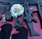 Seis armas de fogo, muni&ccedil;&otilde;es, entorpecentes e outros materiais il&iacute;citos durante uma abordagem.