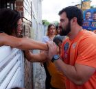 O candidato a deputado estadual C&eacute;sar Ramos (PSD) realizou uma caminhada de porta a porta.