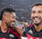 Bruno Henrique e Danilo comemorando vit&oacute;ria em cima do Corinthians.
