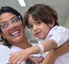 Andr&eacute; Luiz nos bra&ccedil;os da m&atilde;e, Let&iacute;cia Souza.