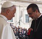 Bispo Dom Ruy entregando pesente ao Papa Le&atilde;o XIV, no Vaticano.