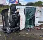 Ve&iacute;culo tombou no quil&ocirc;metro 112 da rodovia, mas n&atilde;o transportava paciente.